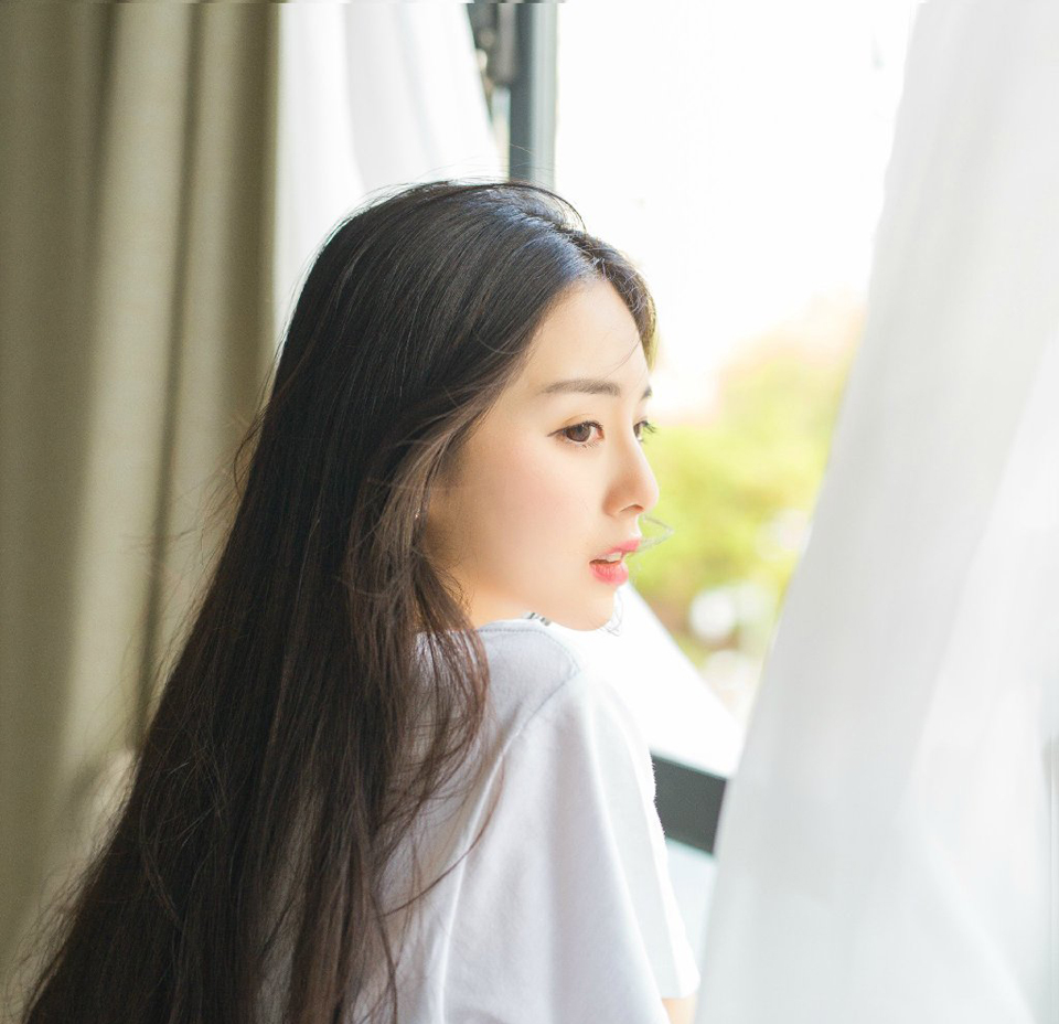 很多男人就是这样的，玩女人的时候总希望对方年轻一点放开一点开放三点，玩着别人的女儿的同时又希望别人永远别来碰自己的女儿。——韩寒《传统美德》